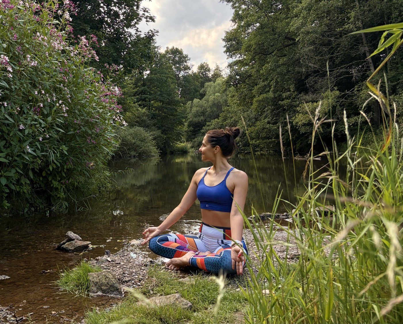 Olga v meditaci u lesního potoka