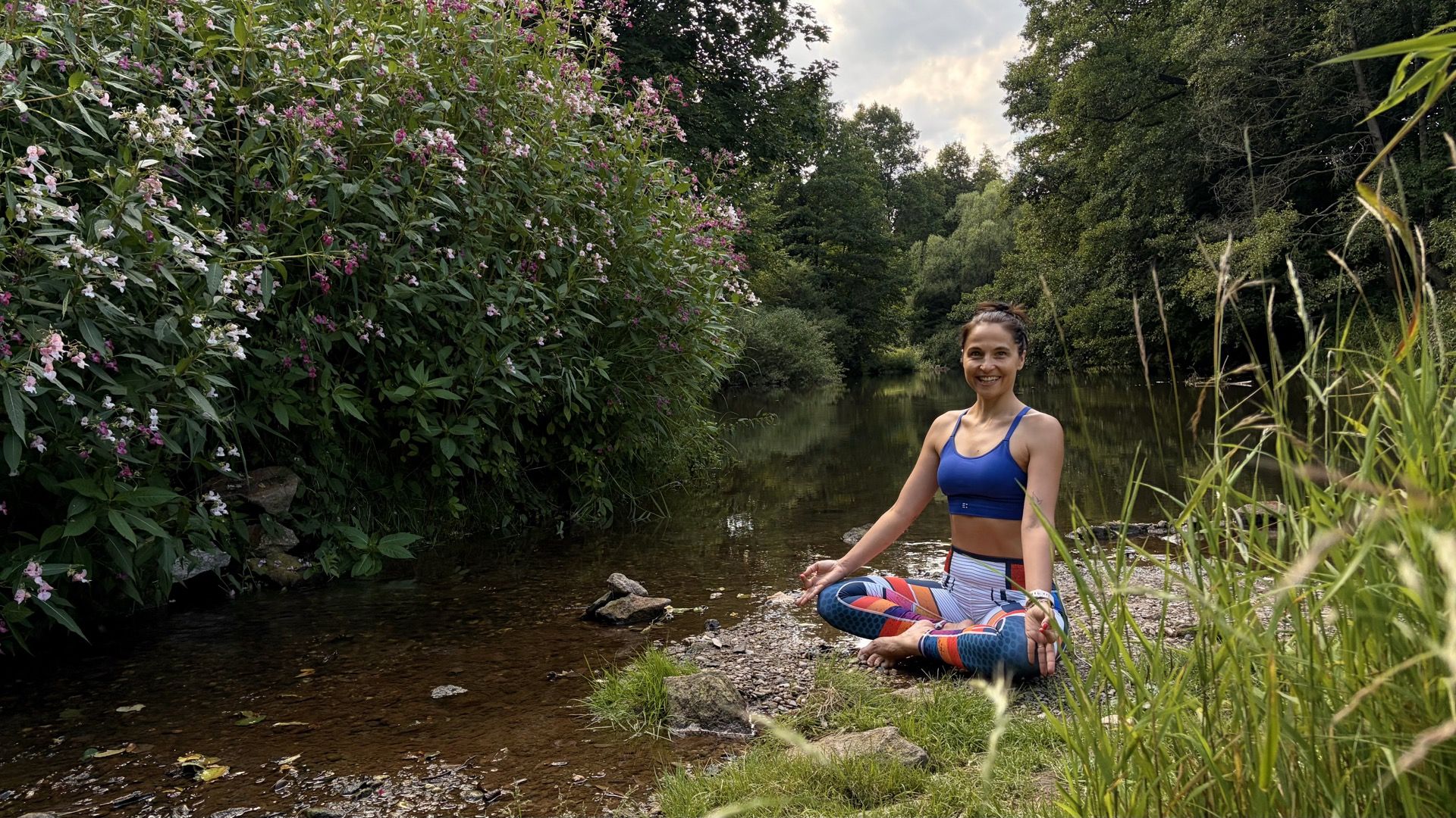 Olga v meditaci u lesního potoka, symbol klidu a přítomného okamžiku